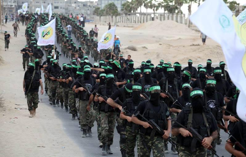 “القسام” تقيم عرض عسكري وتظهر أسلحة متطورة و”الكيان” يندد