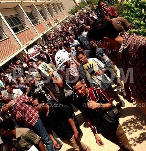 ببداية الدراسة..طلاب أسيوط يبدأون يومهم الأول في التظاهر