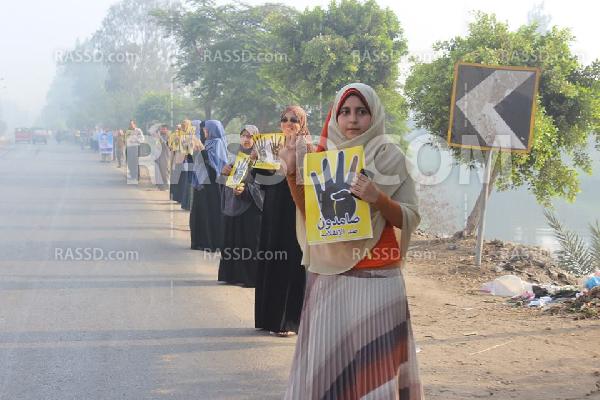 سلسله بشرية لرافضي الانقلاب  بطريق ميت غمر- المنصورة