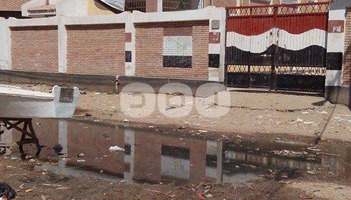 6 أيام على بدء الدراسة.. والصرف الصحي يغرق شوارع “المطرية” بالدقهلية