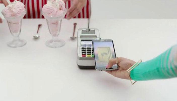 بالفيديو.. “سامسونج” ترد على “آبل”: “إن لم يكن هاتفًا فهو جالاكسي”