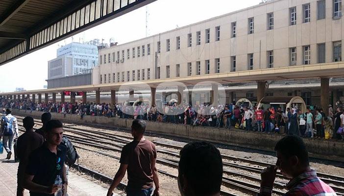 بالصور.. ازدحام وتدافع شديد بقطار الصعيد