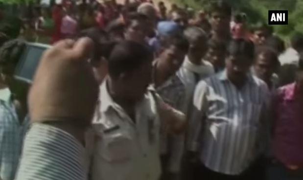 بالفيديو.. هندي مخمور يسقط في حفرة.. وعُمال يرصفون الطريق فوقه