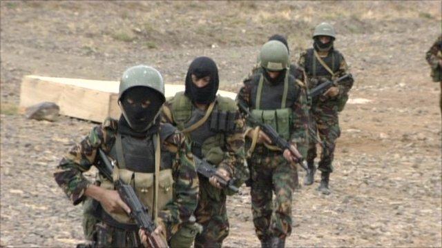 الجيش اليمني يتخلص من عبوة ناسفة في طريق عام جنوب البلاد