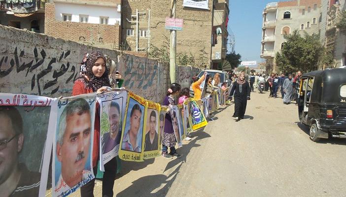 أبناء ضحايا النظام يبحثون عن الفرحة