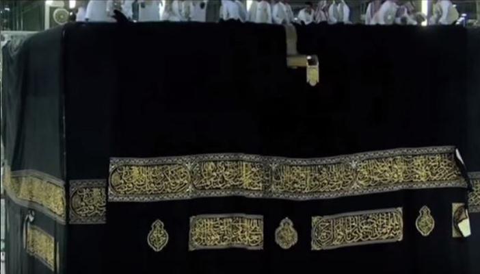 بالفيديو.. شاهد تغيير كسوة الكعبة المشرفة