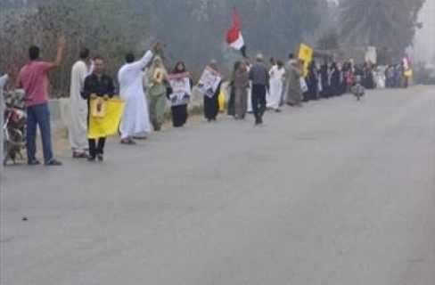 سلسلة بشرية بالفيوم رفضا لحكم العسكر