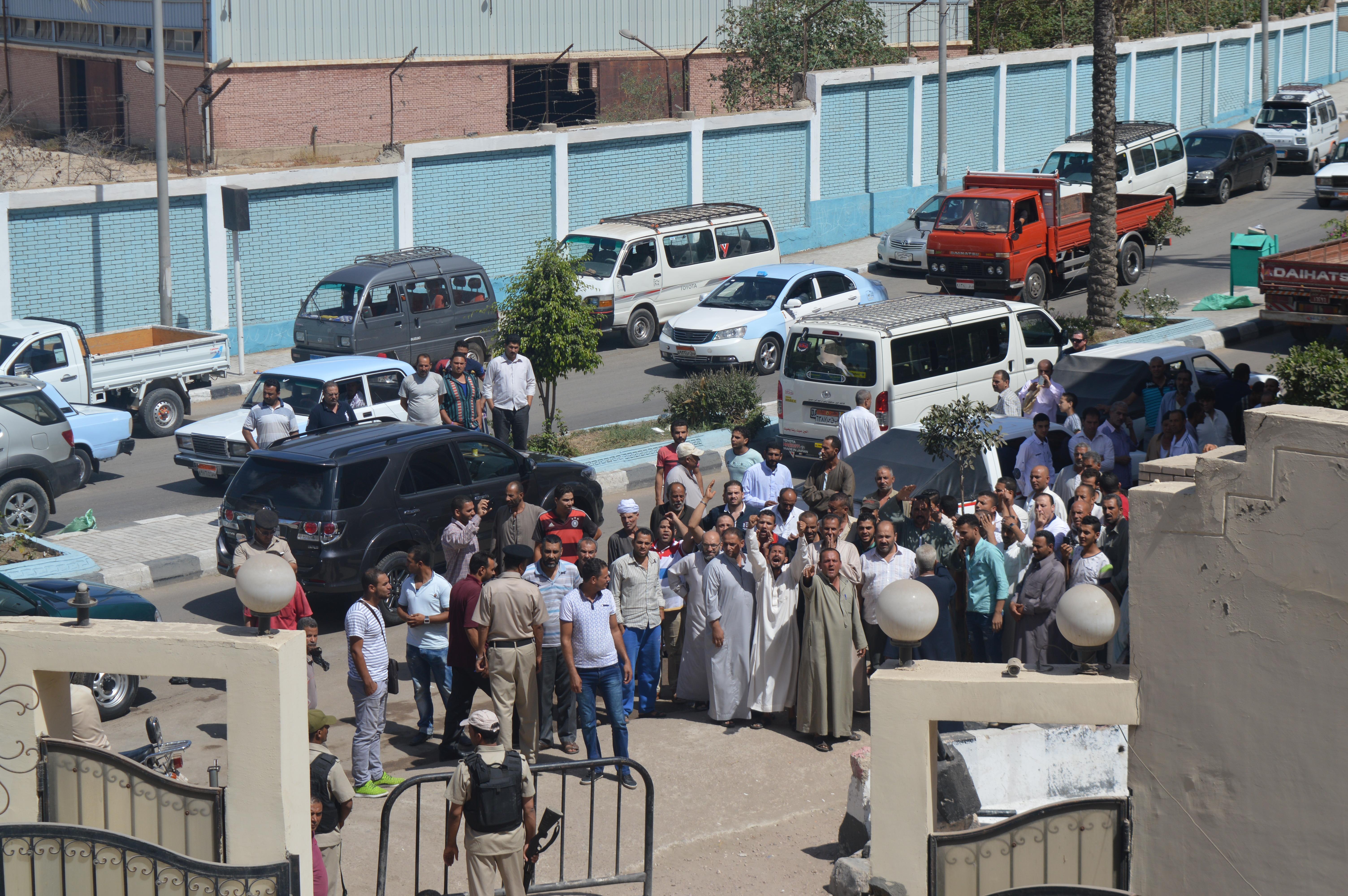 أهالي ضحايا مركب الهجرة يقطعون الطريق بسبب بطء انتشال الجثث