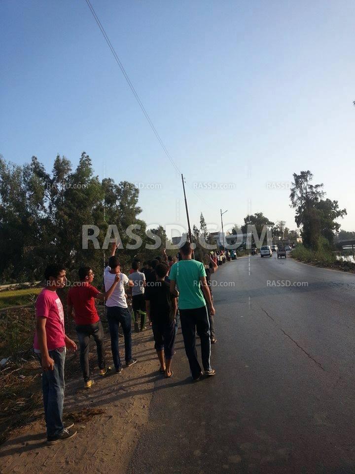 سلسلة بشرية لـ “شباب ضد الانقلاب” في دمياط