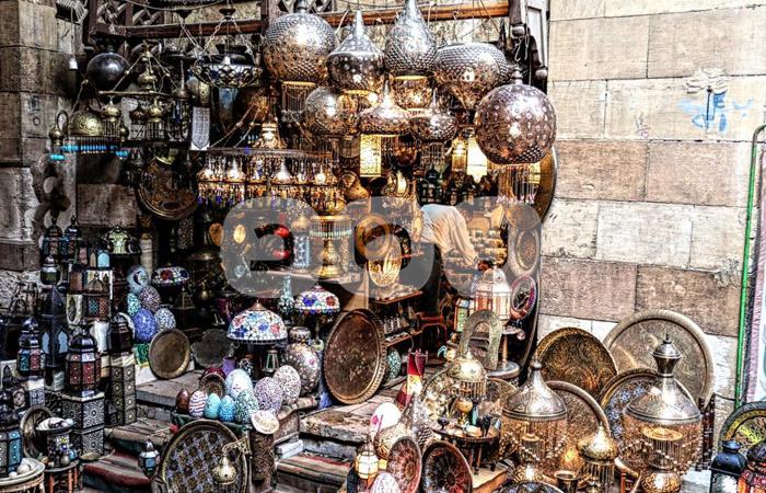 في درب النحاسين.. أنامل ذهبية تحارب من أجل البقاء