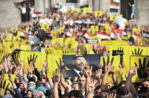 فيديو..ابن شهيد يرفع”رابعة” بوجه المحافظ والمدرسون يحتجزونه