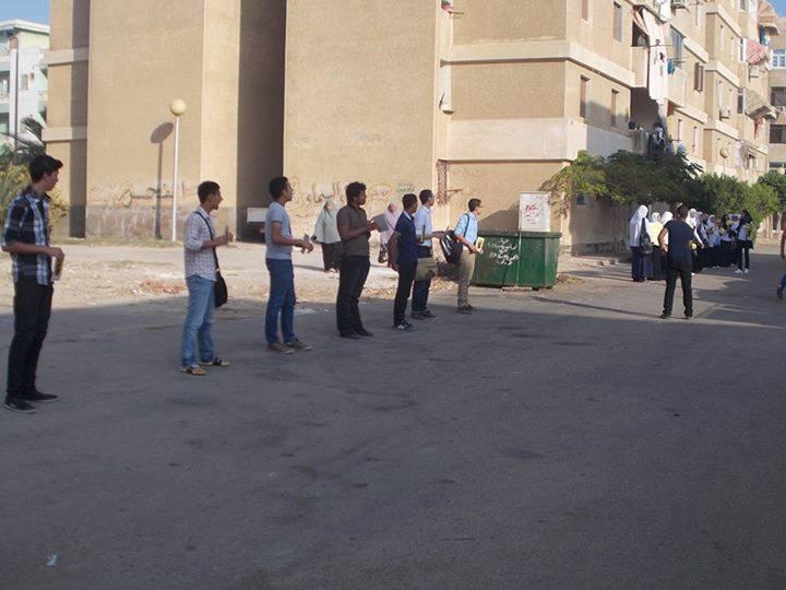 دمياط :سلسلة بشرية لطلاب المدارس قبل بدء اليوم الدراسي