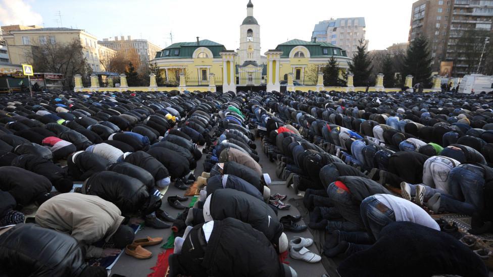 آلاف المسلمين يصلون العيد في مسجد موسكو المركزي