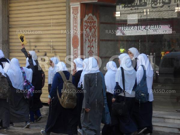 أهالي العجمي يحمون مسيرة طالبات القويري الأزهرية بالأسكندرية