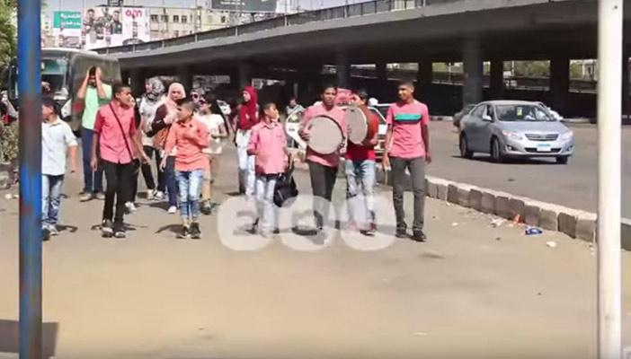 بالفيديو.. هكذا يحتفل أطفال مصر على كوبري “قصر النيل”