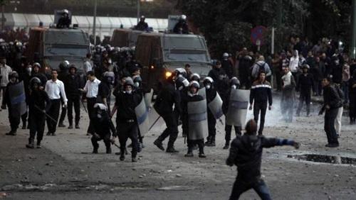 الشرطة تطارد متظاهرين بحلوان وتطلق عليهم الرصاص الحي