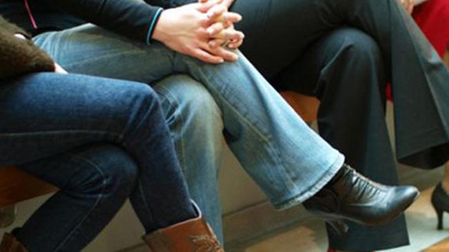 هل فكرت في الأضرار التي تحدث لك عند وضع ساق على الاخرى؟.. تعرف عليها