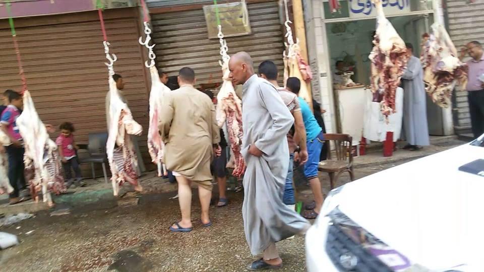 بالصور..أهالي الفيوم يشتكون من دماء الأضاحي