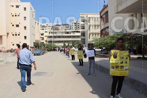 سلسلة بشرية لصيدلة  وطب المنصورة ضد اعتقال زملائهم