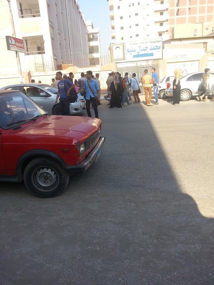 الأمن والبلطجية يهاجمون وقفة لطلاب الثانوية بالمنصورة