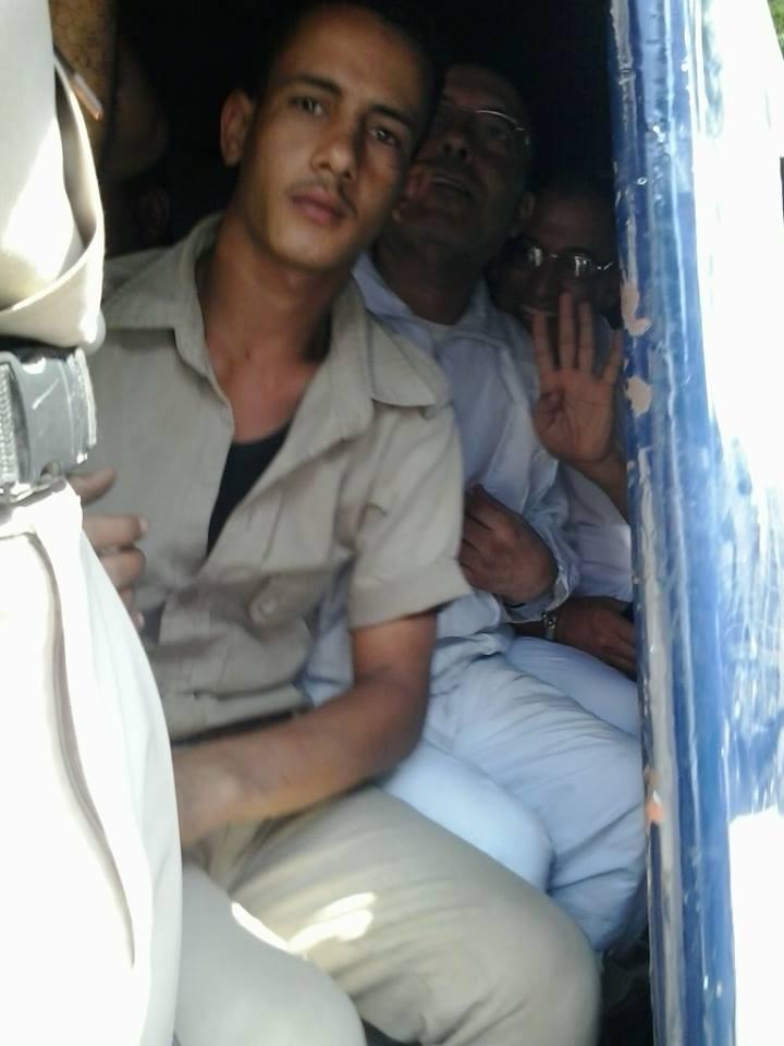 نقيب المعلمين بالشرقية يرفع شارة رابعة أثناء ترحيله