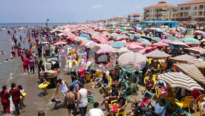 بالصور.. الآلاف يقضون إجازة العيد بمصيف رأس البر