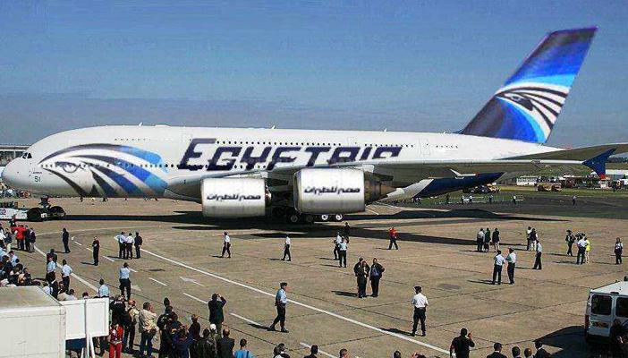 أزمة بطائرة مصرية بسبب تأخير إقلاعها.. والركاب يغادرونها