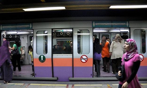 بالفيديو..احتجاز شباب بينهم فتاة بمحطة مترو البحوث بتهمة التجمهر