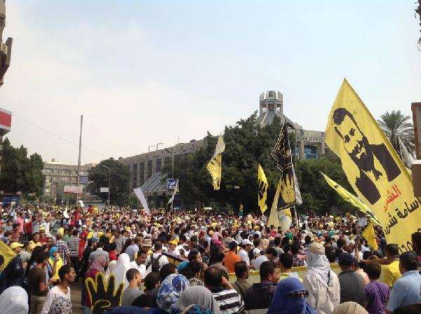 الآلاف يتظاهرون  في مدينة نصر رفضا للانقلاب