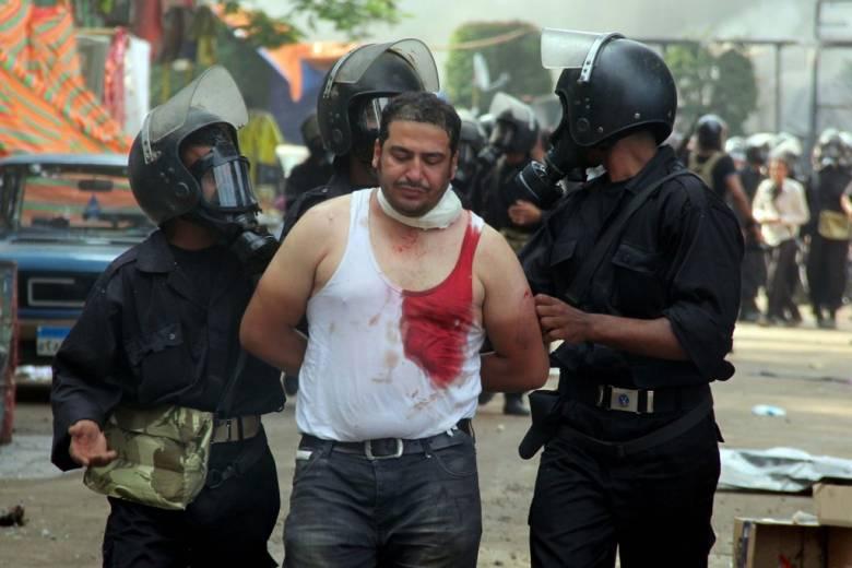 أفراد أمن يداهمون منازل رافضي الانقلاب بالفيوم