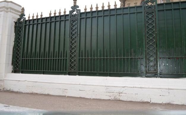 بالصور… طلاء أسوار جامعة القاهرة استعدادا لاستقبال السيسي