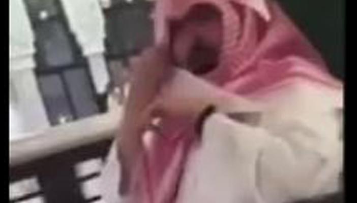 بالفيديو.. “السديس” يدخل الحرم المكي متخفيًا على كرسي متحرك