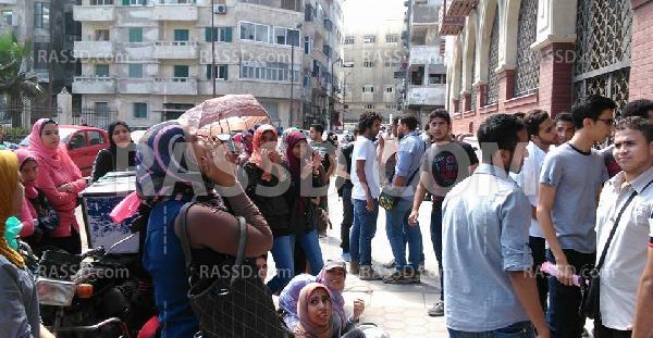 وقفة لطلاب الإسكندرية المغتربين أمام مبنى إدارة الجامعة