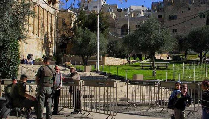 سلطات الاحتلال تغلق المسجد الإبراهيمي أمام المسلمين وتفتحه للمستوطنين