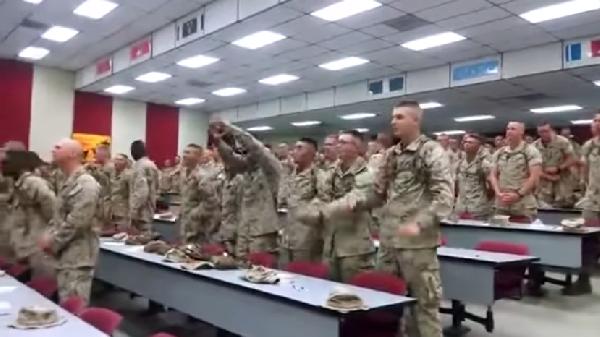 فيديو|جنود أمريكيين يصلون “إستعدادا للحرب المقدسة”