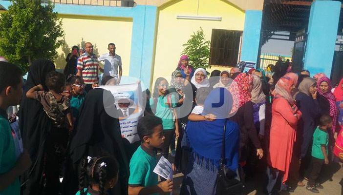 وقفة احتجاجية لأولياء أمور بأسوان للمطالبة بعودة مدير إحدى المدارس