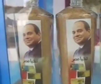 فيديو|بيع رمال سيناء بزجاجات عليها صورة السيسي