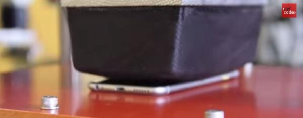 فيديو|”أي فون “تنفي شائعة إنحناء جهازها الجديد