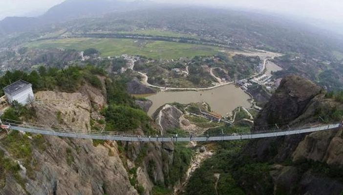 للشجعان فقط.. بالصور.. الصين تفتتح جسرًا زجاجيًا على ارتفاع 180 مترًا