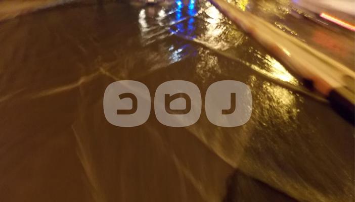 غرق طريق السادات بأسوان بمياه الصرف والأهالي: لما نلاقيه ناشف بنستغرب