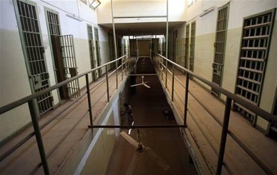 معتقلو العاشر من رمضان يضربون لسوء المعاملة والرعاية