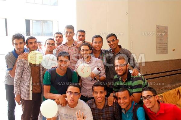 احتفال لطالب جامعي بمناسبة اخلاء سبيله