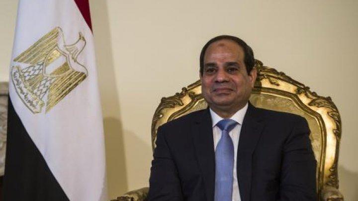 بالفيديو..مواطن يتعرى ويصرخ: فين الدعم لمستحقيه يا سيسي ومعاشي 23 جنيه