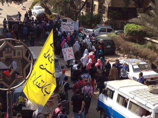 مسيرة صباحية لطلاب “العاشر” تندد باعتقال زملائهم