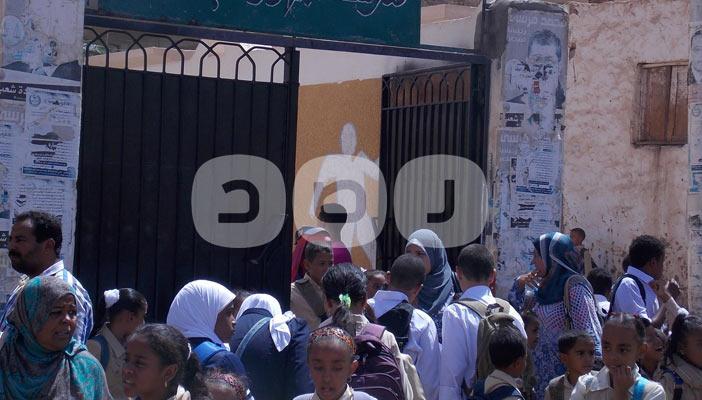 بالصور.. تأخر صيانة المدارس يثير غضب أهالي أسوان