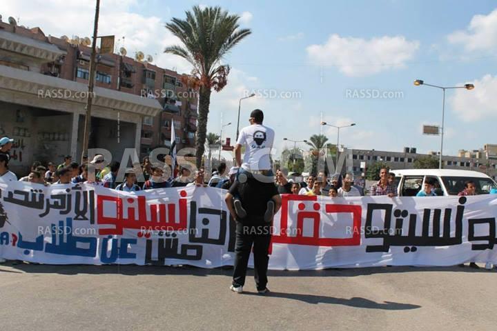 طلبة الأزهر يتحدون الشرطة ويغيرون مكان وقفتهم