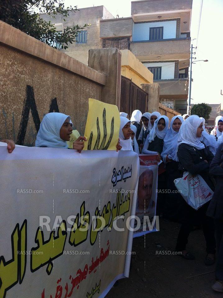 وقفه وسلسلة بشرية لطالبات ضد الإنقلاب أمام مدرسة بقرية بدين