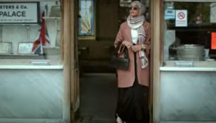 بالفيديو.. أول عارضة أزياء محجبة لـ”H&M” تثير الجدل