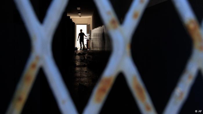 “الدورة الشهرية” تنقذ معتقلة من الاغتصاب بقسم رأس البر