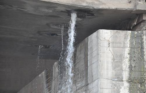 انفجار ماسورة مياه رئيسية منذ شهر تهدد سلامة كوبري أكتوبر!!